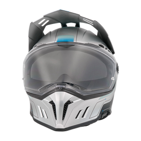 El casco O'NEAL Sierra RS ECHO, un casco de moto plateado de O'NEAL, incorpora una visera transparente, ventilaciones aerodinámicas, un diseño angular y el Sensor de Seguridad Inteligente Quin. Fotografiado de frente sobre un fondo blanco liso.