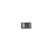 Der O'NEAL Fidlock Spare Buckle Full Face Helmet ist ein kleiner, schwarzer, rechteckiger Kunststoffverschluss mit zwei seitlichen Schlitzen, die mit "GENERAL" beschriftet sind und einem Pfeil, der die Befestigungsrichtung anzeigt.