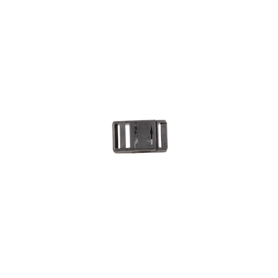 Der O'NEAL Fidlock Spare Buckle Full Face Helmet ist ein kleiner, schwarzer, rechteckiger Kunststoffverschluss mit zwei seitlichen Schlitzen, die mit "GENERAL" beschriftet sind und einem Pfeil, der die Befestigungsrichtung anzeigt.