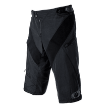 Schwarze, knielange O'NEAL GENERATOR Shorts mit mehreren Reißverschlusstaschen und einem Knopfverschluss an der Taille. Das sportliche Design zeichnet sich durch schräge Nähte und Mesh-Belüftungsöffnungen für Atmungsaktivität aus, perfekt für deine MTB-Ausrüstung.