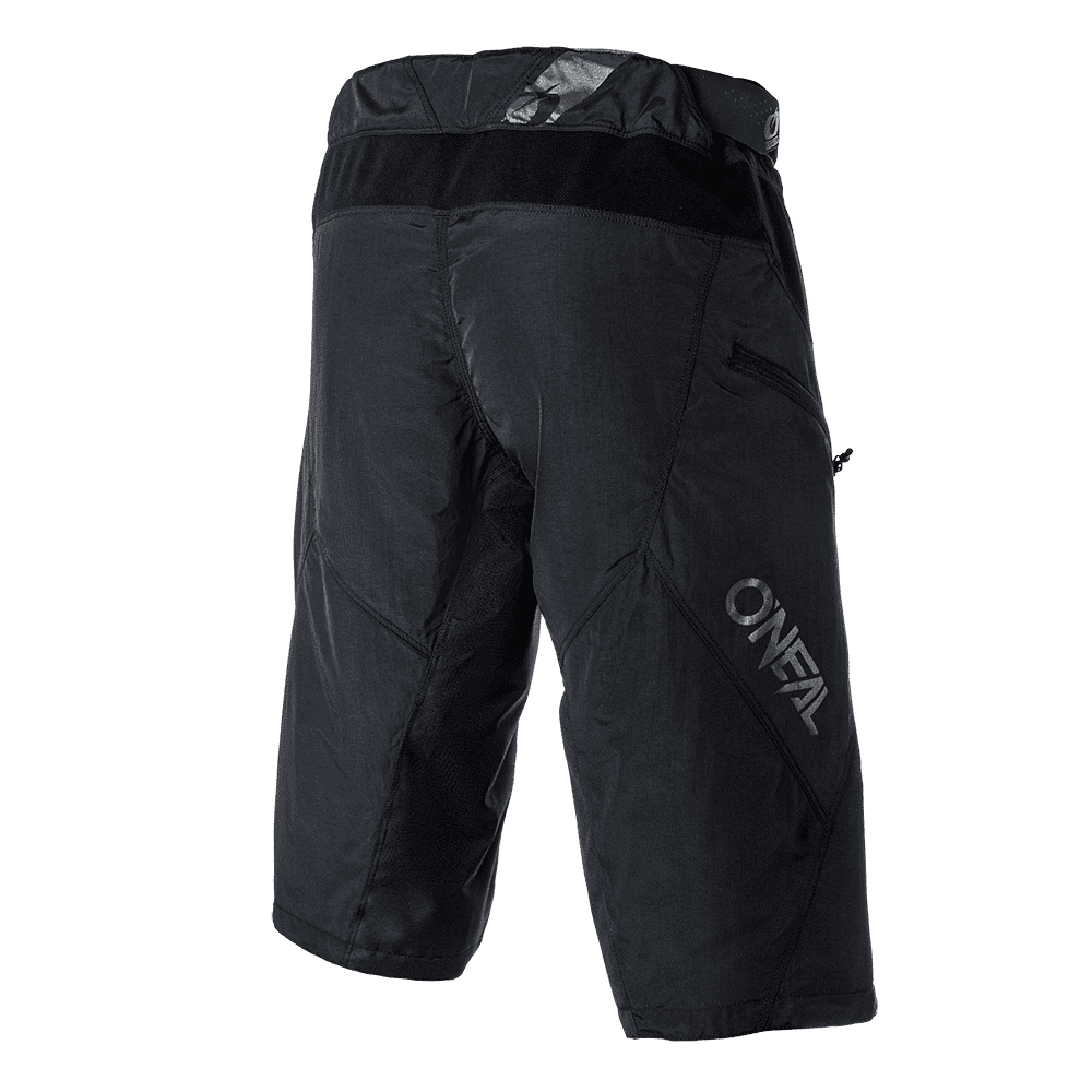 Schwarze O'NEAL GENERATOR Shorts von O'NEAL mit einer seitlichen Reißverschlusstasche, sichtbaren Nähten und einem reflektierenden Logo auf dem linken Bein auf einfarbigem Hintergrund.