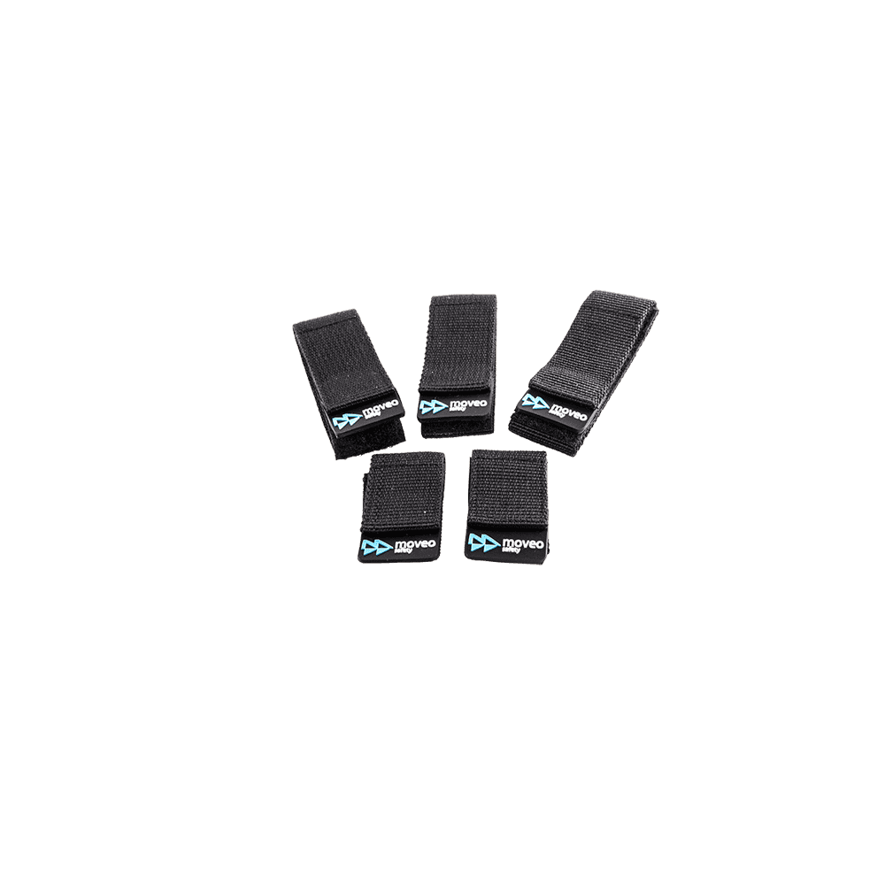Cinq bandes de remplacement noires préparées pour les vestes MOVEO, chacune avec le logo MOVEO bleu et blanc, sont disposées en demi-cercle sur un fond blanc.