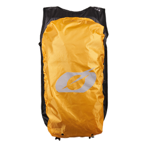 Der O'NEAL JUNCTION MTB Protektorrucksack von O'NEAL Europe ist ein schwarzer Bikerrucksack mit einer leuchtend gelben Regenhülle, die durch ein markantes weißes Blattlogo in der Mitte hervorgehoben wird.