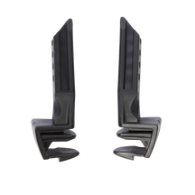 Zwei schwarze, L-förmige Kunststoffteile mit geriffelten Innenflächen, die sich auf weißem Hintergrund gegenüberstehen. Dies sind die flexiblen Scharniere von O'NEAL für das TRON Neckbrace Concept 1.