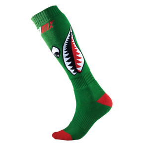 La chaussette O'NEAL PRO MX BOMBER est une chaussette de VTT verte qui monte jusqu'au genou avec des accents rouges sur les orteils et le talon et le graphisme d'un requin avec une bouche ouverte, des dents pointues et un œil blanc sur le côté.