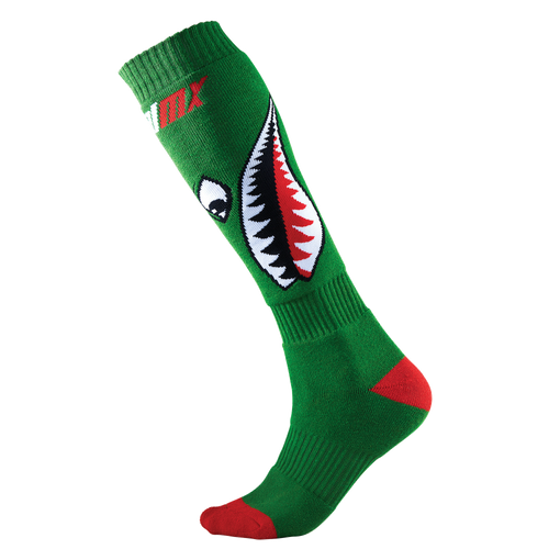 La chaussette O'NEAL PRO MX BOMBER est une chaussette de VTT verte qui monte jusqu'au genou avec des accents rouges sur les orteils et le talon et le graphisme d'un requin avec une bouche ouverte, des dents pointues et un œil blanc sur le côté.