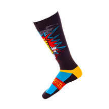 Completa tu colección de CALCETINES O'NEAL PRO MX con el calcetín O'NEAL PRO MX BRAAAPP: este calcetín hasta la rodilla es perfecto para el motocross con sus vibrantes gráficos de cómic y su dinámico diseño "¡POW!".
