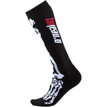 Die O'NEAL PRO MX Socke XRAY ist eine schwarze Kniestrumpfsocke mit weißem Skelettknochen-Design und fettem "OUTLAW"-Schriftzug in weiß und rot - ideal als Motocross-Socke oder Mountainbike-Kniestrumpf.