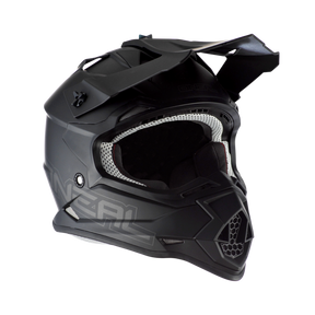 Der O'NEAL 2SRS Helm FLAT von O'NEAL in schlichtem Schwarz - die ideale Motocross-Ausrüstung für Ihr nächstes Abenteuer, eingefangen auf einem markanten schwarzen Hintergrund.
