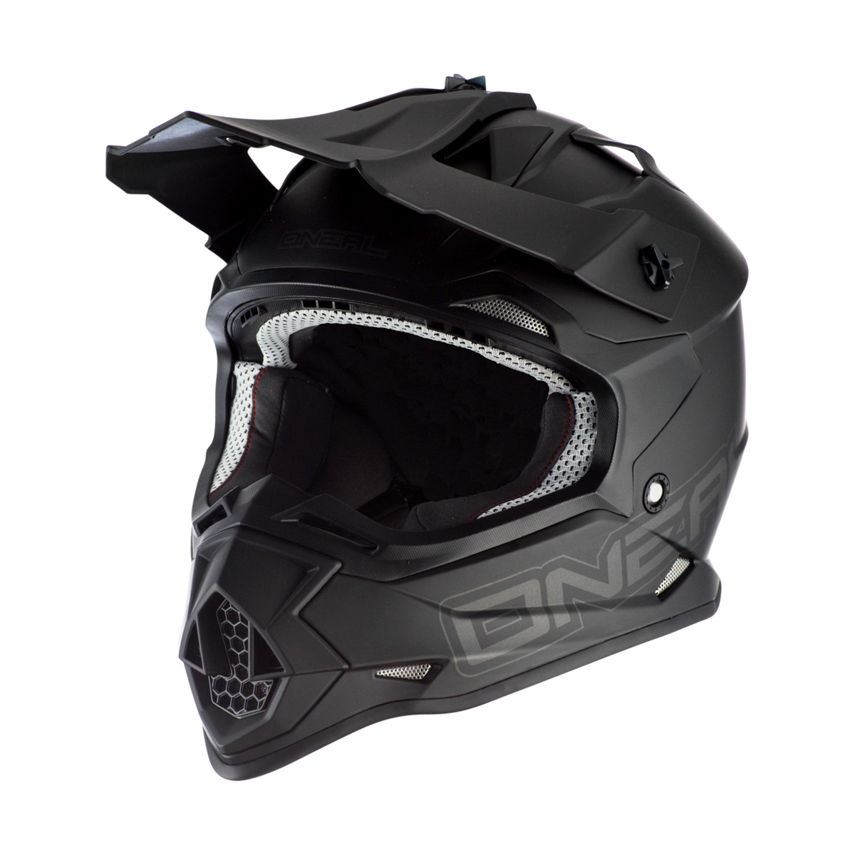 L'O'NEAL 2SRS Helmet FLAT è un casco integrale da motocross nero opaco con una visiera distintiva, un'ampia mentoniera e un interno in rete bianca - ideale per i piloti più seri. Fotografato su sfondo bianco.