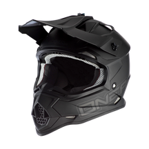 Der O'NEAL 2SRS Helm FLAT ist ein mattschwarzer Fullface-Motocross-Helm mit einem markanten Visier, einem großen Kinnschutz und einer Innenausstattung aus weißem Mesh - ideal für ernsthafte Fahrer. Fotografiert auf einem weißen Hintergrund.