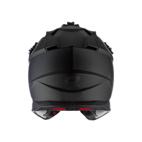 Rückansicht des O'NEAL 2SRS Helm FLAT in mattem Schwarz mit kantigem Design, Belüftungsöffnungen und roten reflektierenden Akzenten - unverzichtbar für Sicherheit und Stil auf Ihrer Fahrt.