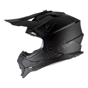 Der O'NEAL 2SRS Helm FLAT, ein schwarzer Motocross-Helm mit Visier und Kinnschutz, zeigt das O'NEAL-Logo auf der Seite im Seitenprofil vor weißem Hintergrund - perfekt für das Offroad-Biken.