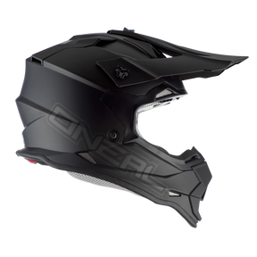 Der O'NEAL 2SRS Helm FLAT ist ein mattschwarzer Fullface-Motocross-Helm mit Visier, kantigen Linien und Kinnschutz, der mit dem kultigen O'NEAL-Logo versehen ist - ein Muss für ernsthafte Fahrer.