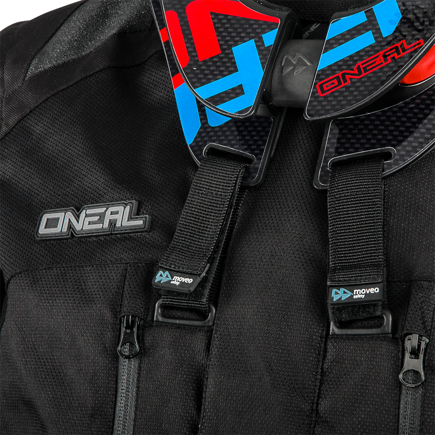 Nahaufnahme der schwarzen O'NEAL BAJA Enduro Moveo Jacke von O'NEAL mit zwei Reißverschlusstaschen, Trägern mit Moveo-Logo und einem rot-blauen Nackenband - ideal für hochwertige Motorsportausrüstung.