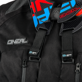 Nahaufnahme der schwarzen O'NEAL BAJA Enduro Moveo Jacke von O'NEAL mit zwei Reißverschlusstaschen, Trägern mit Moveo-Logo und einem rot-blauen Nackenband - ideal für hochwertige Motorsportausrüstung.
