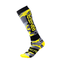 Die O'NEAL PRO MX Socke HUNTER ist eine kniehohe Socke in gelbem, grauem und schwarzem Tarnmuster mit auffälligem "O'NEAL"-Schriftzug an der Seite und am Fuß - ideal für Motocross oder Mountainbiking - auf einem einfarbig weißen Hintergrund.