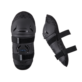 Deux genouillères noires O'NEAL PEEWEE pour enfants sont montrées de face et de côté. Elles sont dotées de bandes velcro, de logos "O'NEAL" et "PERIMET" et de surfaces structurées et lisses - des genouillères idéales pour les jeunes cavaliers.