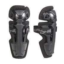 Die O'NEAL PRO II Knieschützer Kinder Carbon Look sind Jugendknieschützer mit verstellbaren Riemen und Hartplastikschalen, die hervorragenden Schutz für BMX, MTB oder MX bieten.