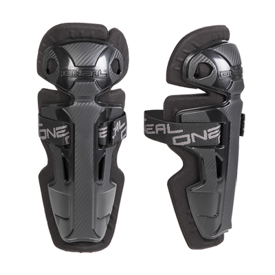 Les genouillères O'NEAL PRO II pour enfants look carbone sont des genouillères pour jeunes avec des sangles réglables et des coques en plastique dur qui offrent une excellente protection pour le BMX, le VTT ou le MX.