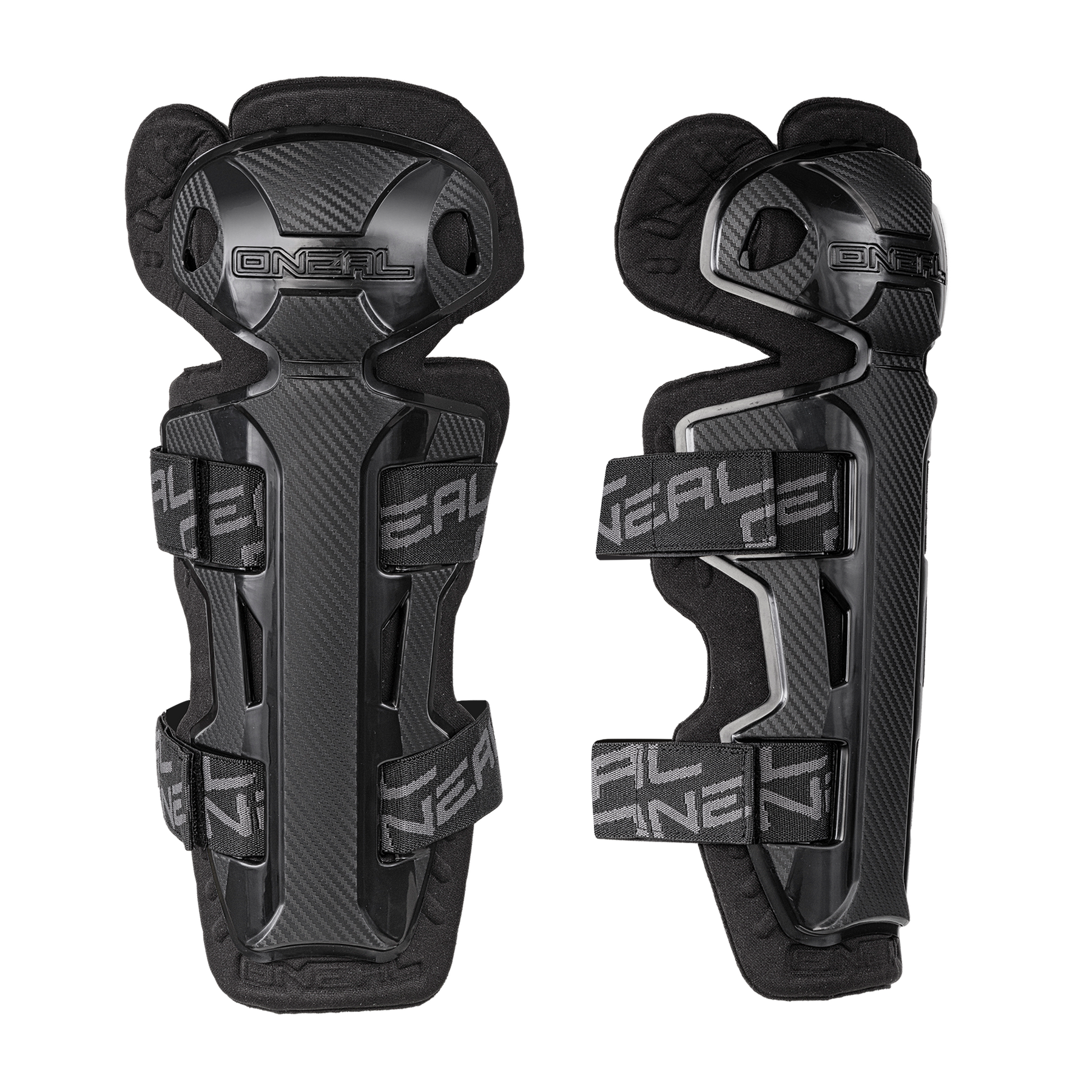Der O'NEAL PRO II RL Knee Guard CARBON verfügt über verstellbare Riemen, Polsterung, ein Karbonfasermuster und ein auffälliges O'NEAL-Branding - ideal für den Schutz beim Sport oder Radfahren.