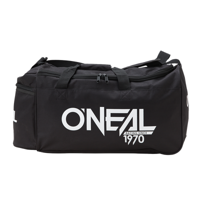 Die O'NEAL TX2000 Sporttasche ist eine schwarze Ausrüstungstasche mit zwei Henkeln, einem Schultergurt, mehreren Reißverschlüssen und einem auffälligen weißen "O'NEAL RACING SINCE 1970"-Schriftzug an der Seite.