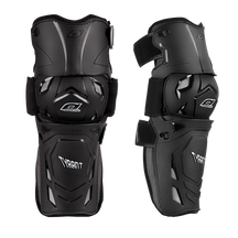 Dos rodilleras negras O'NEAL TYRANT MX con correas ajustables, con revestimiento exterior duro y acolchado para mayor protección, mostradas en vista frontal y lateral.