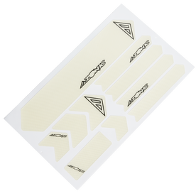 Un foglio bianco con diverse GUARDIE DI TELAIO AZONIC color crema, ognuna con la scritta "AZONIC" e un logo triangolare, disposte in diverse forme e dimensioni per protezione o decorazione.