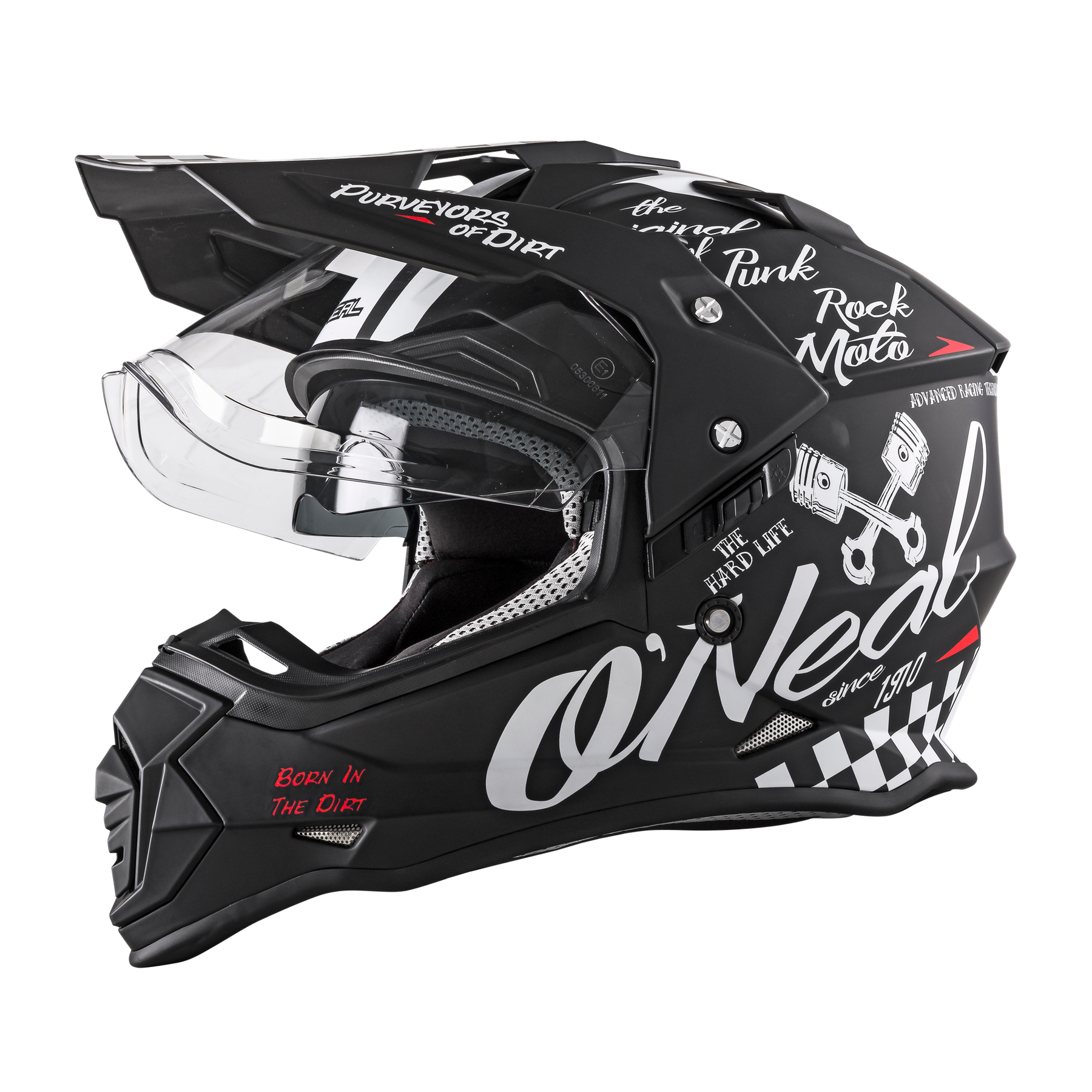 Der O'NEAL SIERRA Helm TORMENT ist ein schwarzer Helm mit Visier, verziert mit weißen und roten Grafiken wie Kolben, karierten Flaggen und markanten Sprüchen ("Rock Moto", "Born in the Dirt").