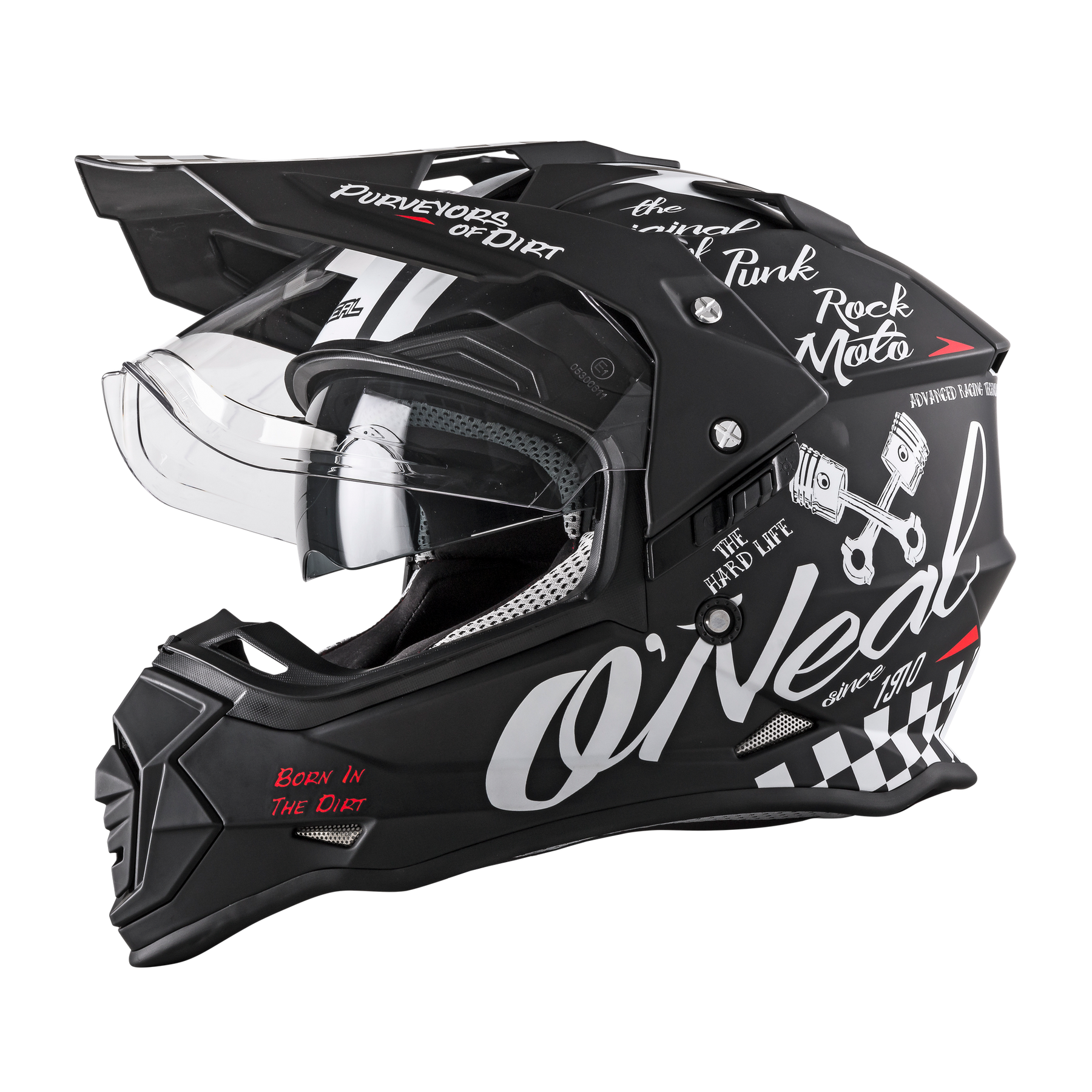 Der O'NEAL SIERRA Helm TORMENT ist ein schwarzer Motocross-Helm mit weißen und roten Grafiken, Kolbendetails, Sprüchen wie "Purveyors of Dirt" und "Born In The Dirt", einem durchsichtigen Visier und einem auffälligen O'NEAL-Branding an der Seite.