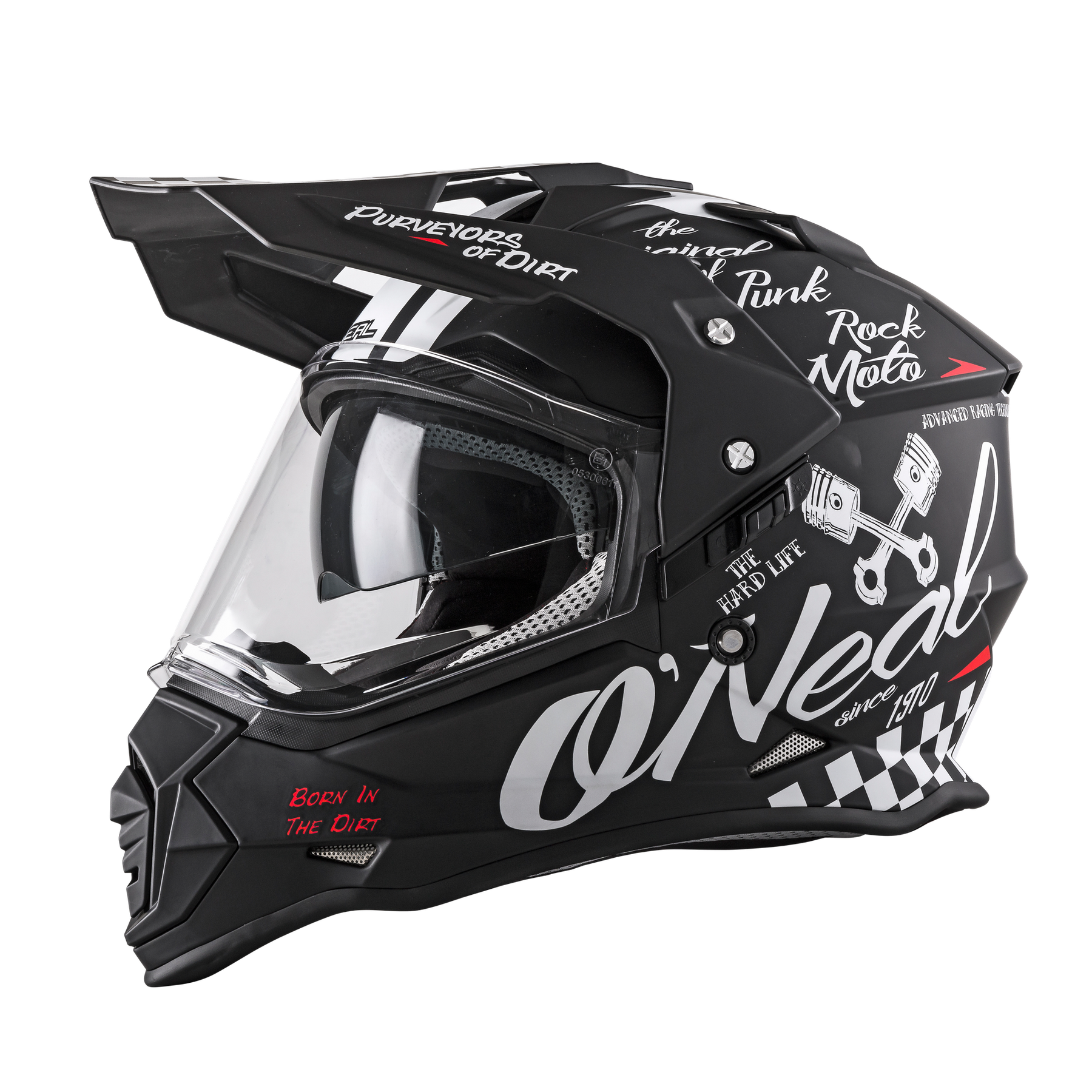 Der O'NEAL SIERRA Helm TORMENT ist ein schwarzer Fahrradhelm von O'NEAL mit klarem Visier, weißer "Rock Moto"- und "Born in the Dirt"-Grafik sowie Schraubenschlüssel- und Karomuster.