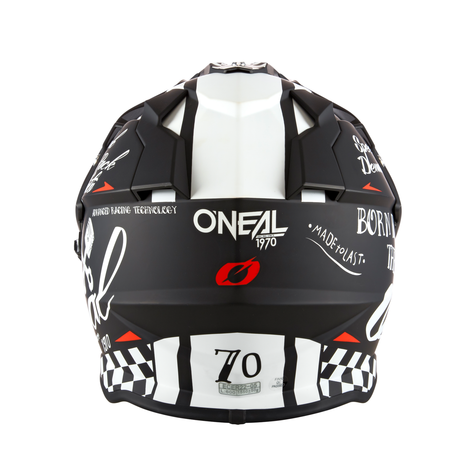 Rückansicht des O'NEAL SIERRA Helm TORMENT in Schwarz-Weiß mit dem Logo von 1970, Rennstreifen, Schachbrettmuster und verschiedenen weißen grafischen Texten auf einer mattschwarzen Oberfläche.