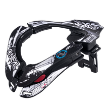 Der O'NEAL TRON Neckbrace SHOCKER ist ein schwarz-weißer Nackenschutz mit abstrakten Grafiken, einem roten Auslöseknopf und verstellbaren Riemen, der von O'NEAL für die Sicherheit im Gelände entwickelt wurde.