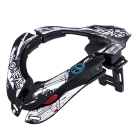 El O'NEAL TRON Neckbrace SHOCKER es un collarín blanco y negro con gráficos abstractos, un botón rojo de liberación y correas ajustables, diseñado por O'NEAL para la seguridad fuera de la carretera.