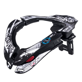 Der O'NEAL TRON Neckbrace SHOCKER ist ein schwarz-weißer Nackenschutz mit abstrakten Grafiken, einem roten Auslöseknopf und verstellbaren Riemen, der von O'NEAL für die Sicherheit im Gelände entwickelt wurde.
