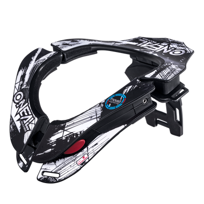 Der O'NEAL TRON Neckbrace SHOCKER ist ein schwarz-weißer Nackenschutz mit abstrakten Grafiken, einem roten Auslöseknopf und verstellbaren Riemen, der von O'NEAL für die Sicherheit im Gelände entwickelt wurde.