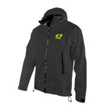 Die O'NEAL TSUNAMI Regenjacke ist eine schwarze Kapuzenjacke mit Frontreißverschluss, leuchtend grünem ONFAL-Logo auf der linken Brust, zwei Seitentaschen mit Reißverschluss und verstellbaren Kordelzügen am Saum.