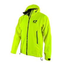 Die O'NEAL TSUNAMI Regenjacke ist eine leuchtend gelbe Regenjacke mit Kapuze, Frontreißverschluss und zwei seitlichen Reißverschlusstaschen, die auf schwarzem Hintergrund abgebildet ist.