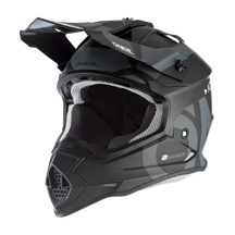 El casco O'NEAL 2SRS SLICK se caracteriza por un diseño fino y aerodinámico con visera, mentonera y ventilación: un equipamiento esencial para los motoristas. La audaz inscripción "O'NEAL" está estampada en el lateral y en la parte superior.