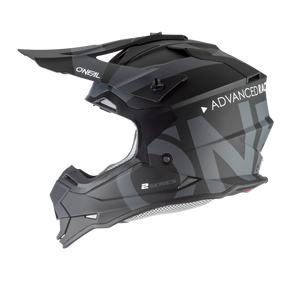 Le casque O'NEAL 2SRS SLICK est un casque de motocross noir mat avec une visière, un design fin et anguleux et des détails de ventilation - l'équipement idéal pour tous les pilotes.