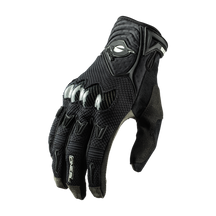 Der O'NEAL BUTCH Nanofront Carbon Handschuh ist ein schwarzer Motorradhandschuh mit Knöchelschutz, Mesh-Gewebe, verstärkten Fingern und einem Klettverschluss am Handgelenk, ideal für Motocross und auf weißem Hintergrund abgebildet.