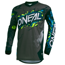 El maillot O'NEAL Element infantil Villain presenta llamativos logotipos en azul, blanco y verde neón con gráficos geométricos en las mangas y logotipos adicionales de los patrocinadores, ideal para niños como equipación de BTT o motocross.