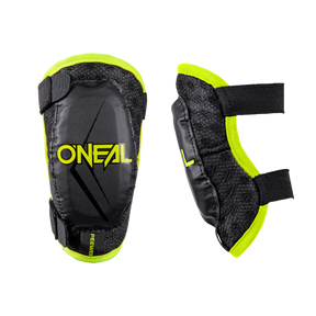 Due gomitiere O'NEAL PEEWEE nere e giallo neon per bambini con cinghie regolabili, viste di fronte e di lato, progettate per le attività sportive dei bambini come parte della gamma O'NEAL Kids Gear.