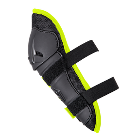 La genouillère O'NEAL PEEWEE pour enfants est une genouillère noire et jaune fluo avec deux sangles réglables et un rembourrage renforcé, illustrée sur un fond noir.