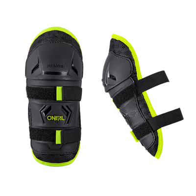 Deux coudières O'NEAL noires et jaune fluo avec bretelles réglables, représentées sous différents angles sur fond blanc - idéales pour les enfants motards et à combiner parfaitement avec la genouillère O'NEAL PEEWEE enfants pour une protection totale.