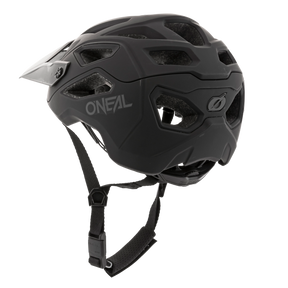 Le casque O'NEAL PIKE SOLID est un casque de mountain bike noir mat avec une visière, plusieurs ouvertures d'aération et une jugulaire ajustable qui est montrée de l'arrière et du côté sur un fond blanc.