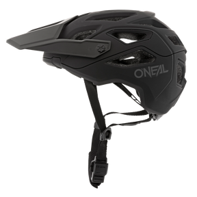 Le casque O'NEAL PIKE SOLID est un casque de mountainbike noir mat avec une visière, des trous d'aération, des lanières réglables et une boucle représentée sur le côté sur fond blanc.
