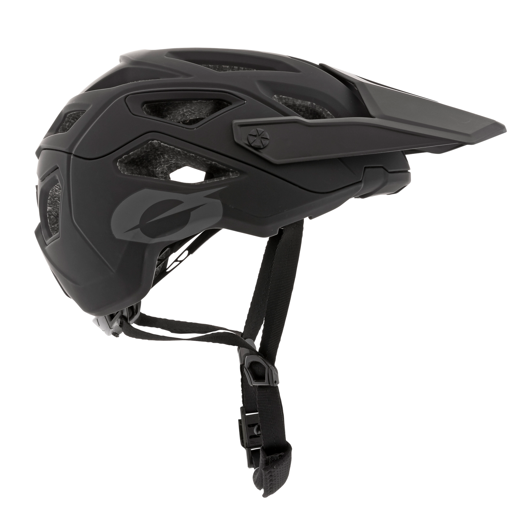 Der O'NEAL PIKE Helm SOLID ist ein mattschwarzer Mountainbike-Helm von O'NEAL mit einem Visier, Belüftungslöchern und einem verstellbaren Kinnriemen. Abgebildet von der Seite vor einem weißen Hintergrund.