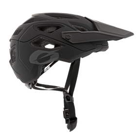 Le casque O'NEAL PIKE SOLID est un casque de mountain bike noir mat avec une visière, des trous d'aération et une jugulaire ajustable. Représenté de côté sur un fond blanc.