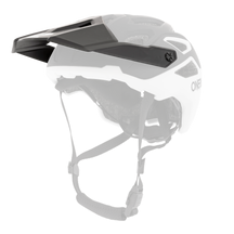 Der O'NEAL Visor PIKE Helmet SOLID ist ein schwarz-weißer Helm mit Visier, Belüftungslöchern und verstellbaren Kinnriemen auf einfarbigem Hintergrund.